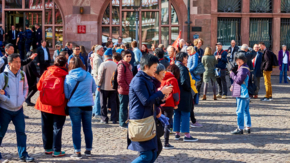 Chinesische Touristen vor dem Römer in Franfkurt